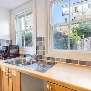 Victorian Flat Close To Station With Large Garden Apartment